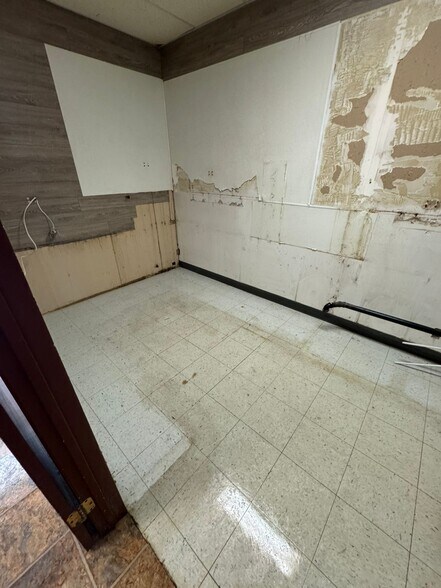 More Photos Of 2808 48 Av, Vernon Storefront Retail Residential For Lease