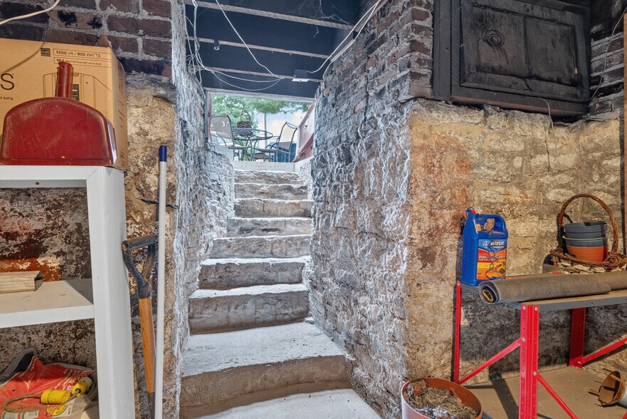 More Photos Of 122 N Locust St, Versailles Office For Sale