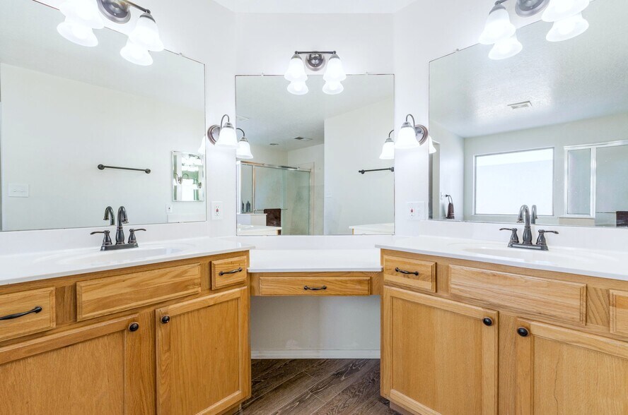 More Photos Of 200 Aldaba Cir NE, Rio Rancho Flex For Sale