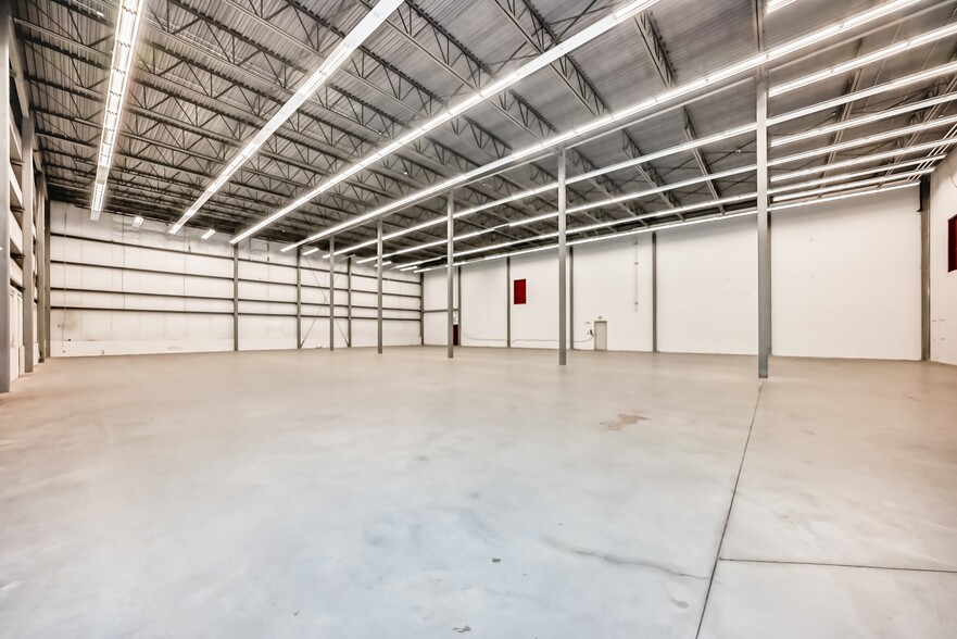 More Photos Of 16 Commercial Dr, Calgary Warehouse For Lease