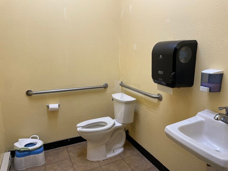 More Photos Of 3202 12th Avenue Rd, Nampa Light Distribution For Sale