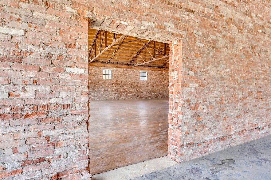 More Photos Of 815 W Broadway St, Ardmore Freestanding For Sale