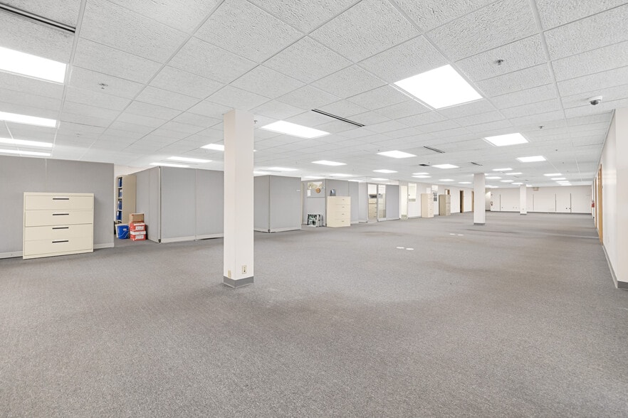More Photos Of 1401 Erie Blvd, Syracuse Showroom For Sale