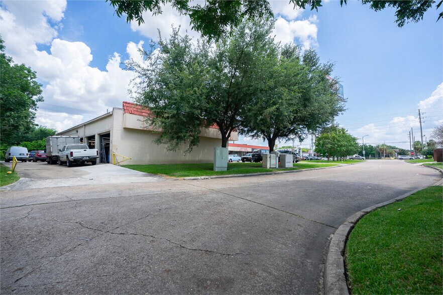 More Photos Of 13660-13670 Westheimer Rd, Houston Auto Repair For Sale