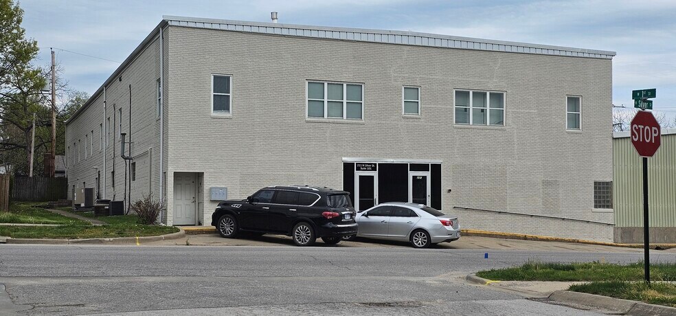 More Photos Of 209 N Silver St, Paola Warehouse For Lease