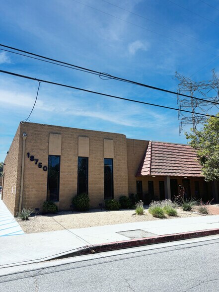 More Photos Of 18720 Oxnard St, Tarzana Warehouse For Lease