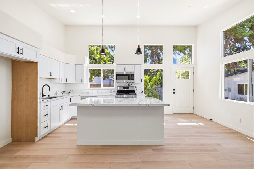 More Photos Of 22320 Itasca St, Chatsworth Apartments For Sale