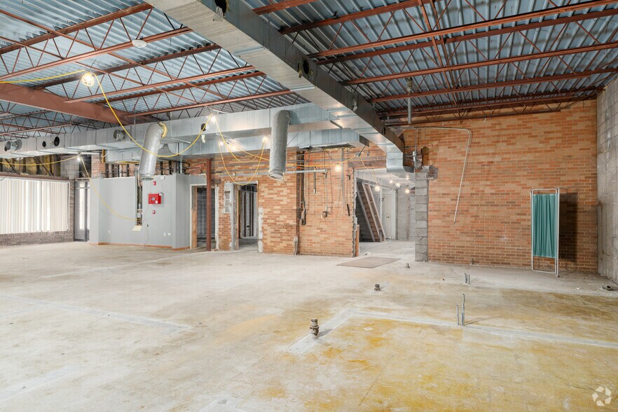 More Photos Of 111 W Lincoln St, Belleville Office For Sale