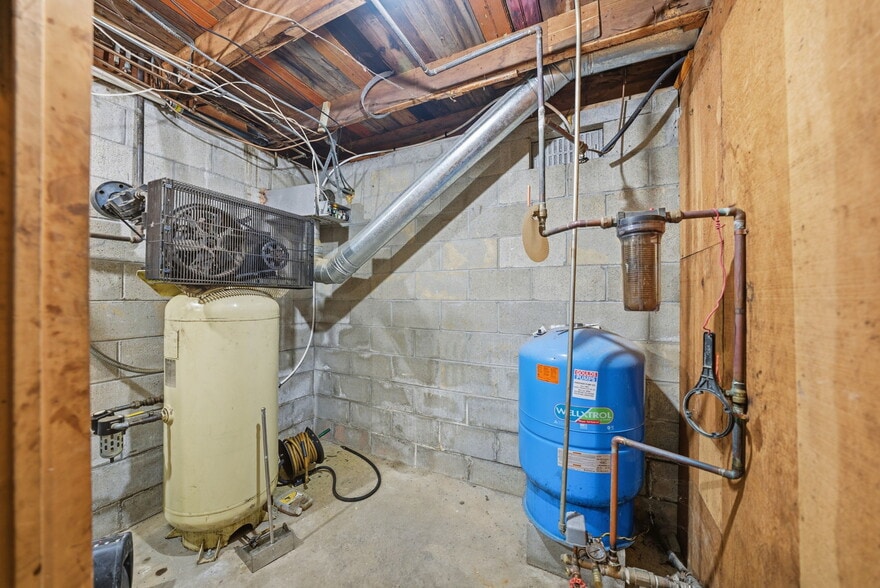 More Photos Of 409 Woodport Rd, Sparta Freestanding For Sale