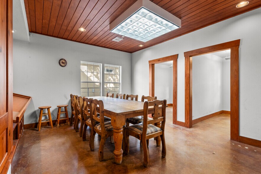 More Photos Of 18833 Redland Rd, San Antonio Light Distribution For Sale