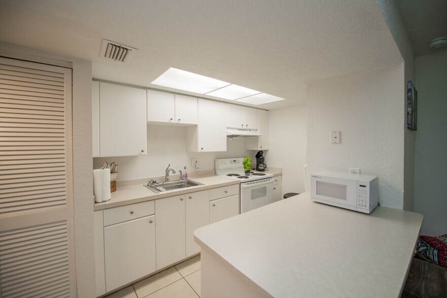 More Photos Of 2595 Tamiami Trl, Port Charlotte Apartments For Lease