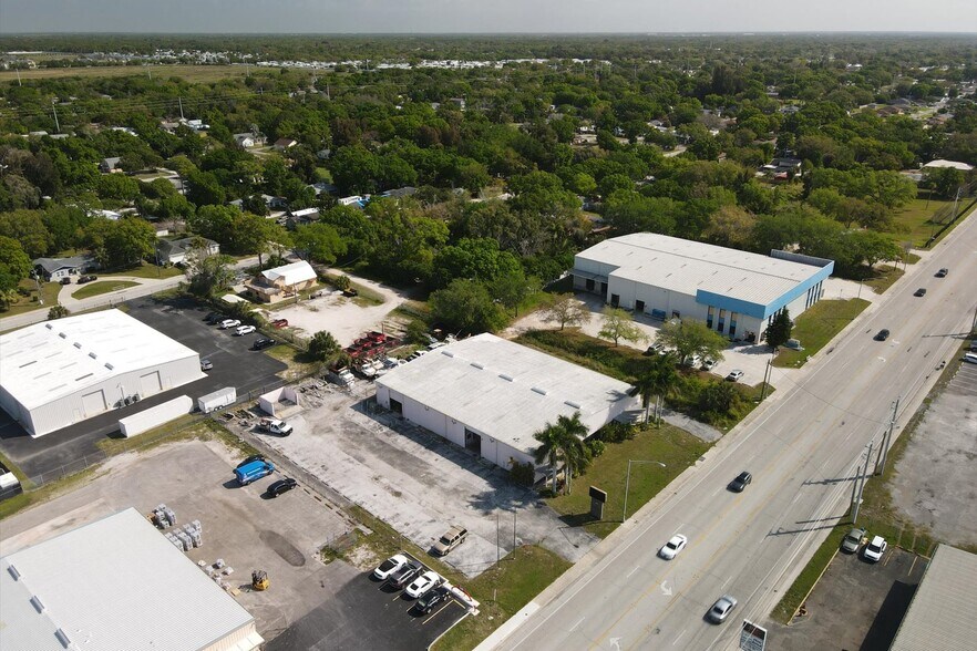 More Photos Of 2451 17th St, Sarasota Showroom For Sale