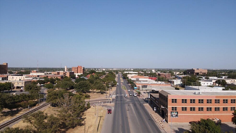 More Photos Of 1305 S 1st St, Abilene General Retail For Sale