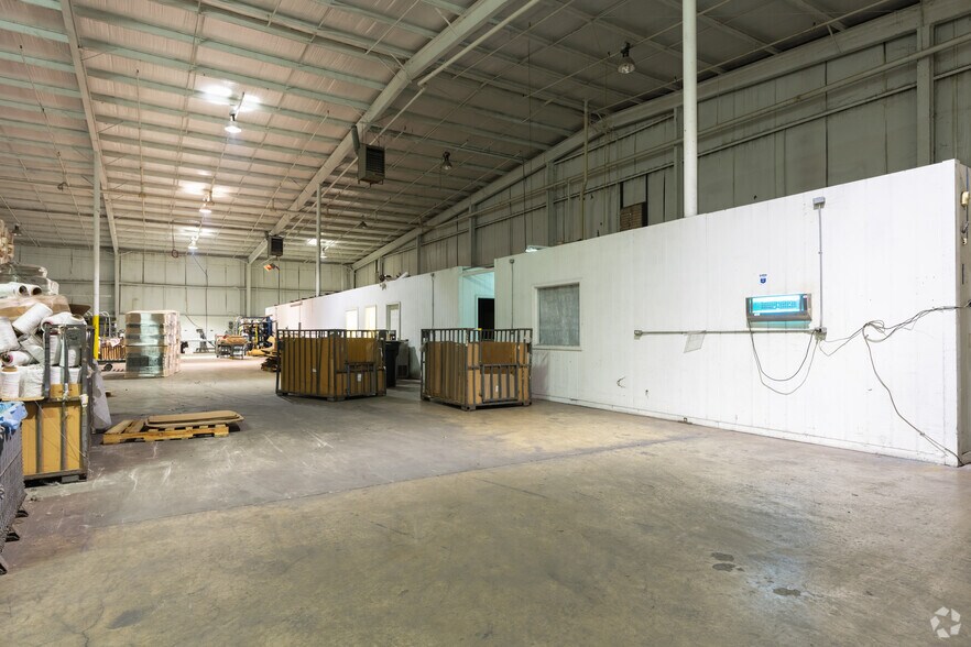More Photos Of 715 S River Street, Calhoun Warehouse For Lease