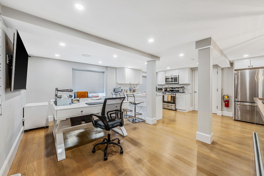 More Photos Of 88 Windsor Ave, Mineola Warehouse For Sale