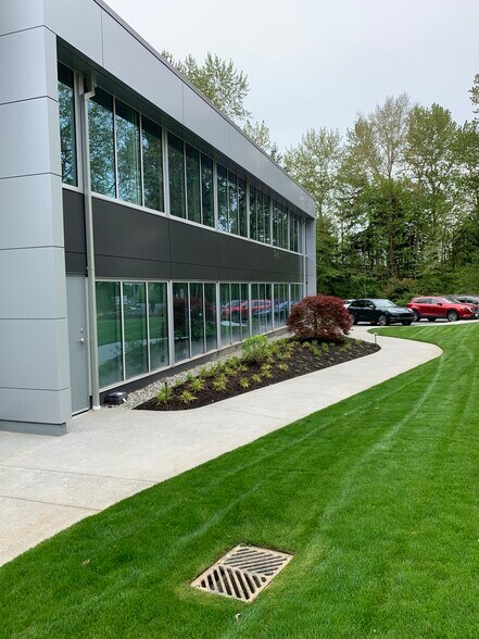 More Photos Of 733 7th Ave, Kirkland Office For Sale