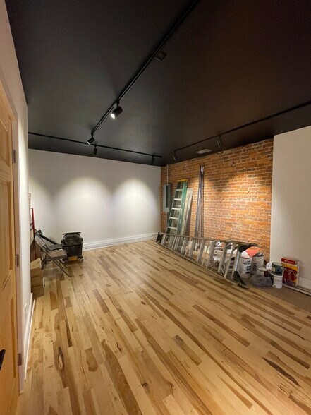 More Photos Of 20-24 E Beverley St, Staunton General Retail For Lease