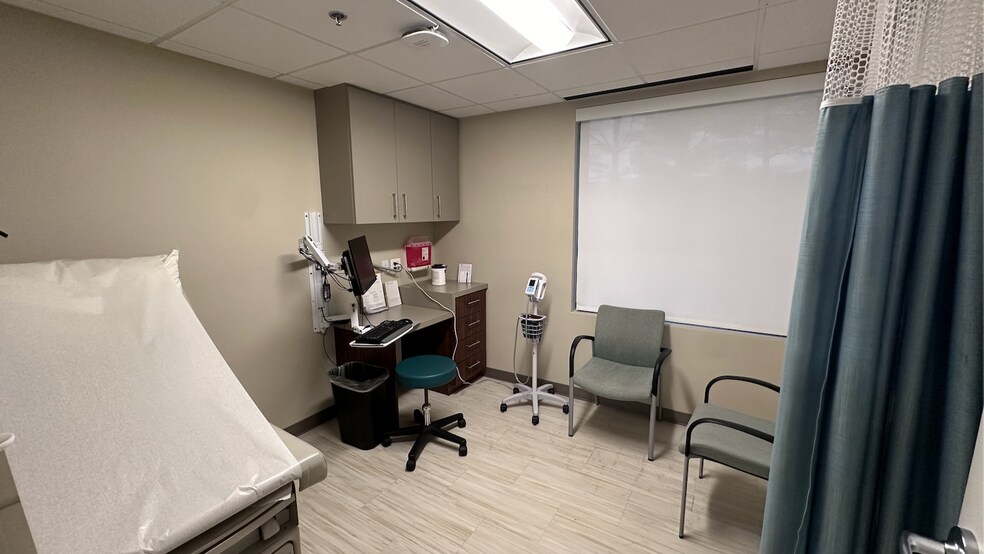 More Photos Of 130 Park St SE, Vienna Medical For Lease