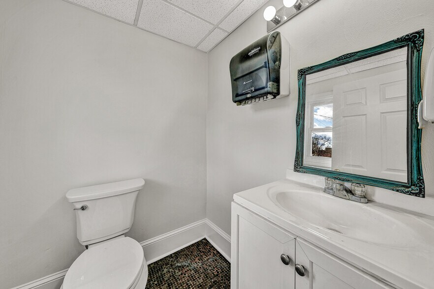 More Photos Of 628 S Colorado St, Salem Office For Sale