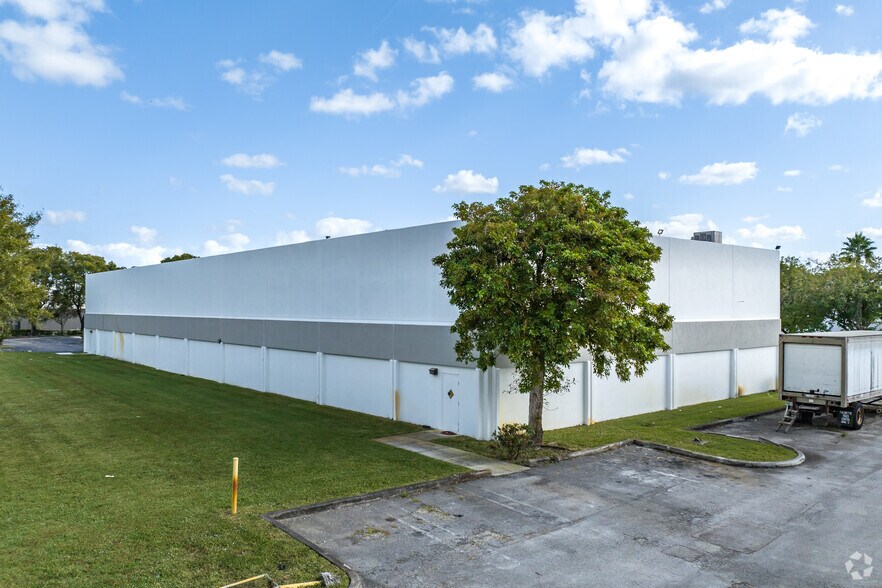 More Photos Of 11917-11929 W Sample Rd, Coral Springs Warehouse For Lease