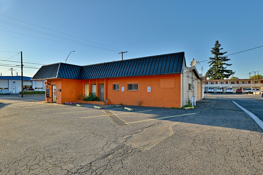 More Photos Of 603 S Riverside Ave, Medford General Retail For Sale