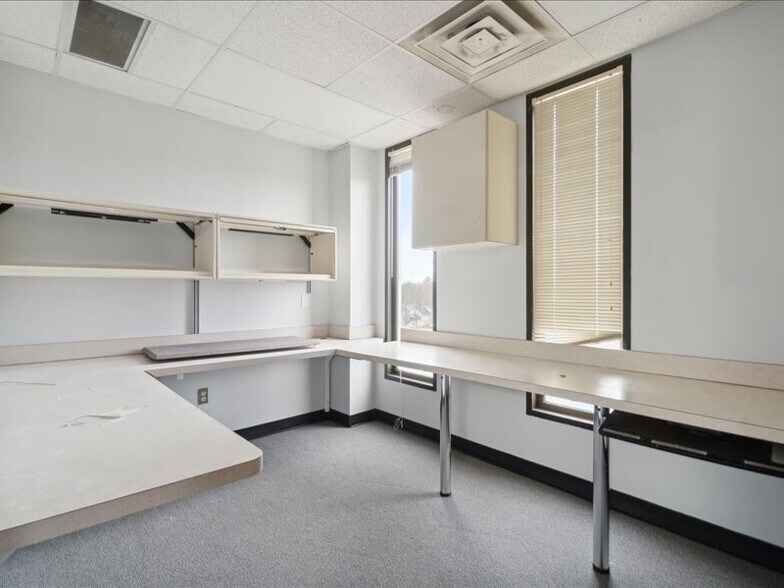 More Photos Of 1100 W Saginaw St, Lansing Medical For Sale