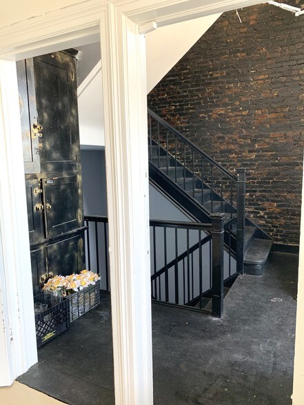 More Photos Of 18 Green St, Newark Storefront Retail Office For Lease