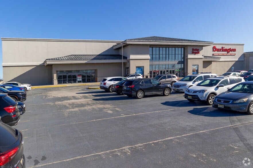 More Photos Of 465 Green St, Woodbridge Freestanding For Lease