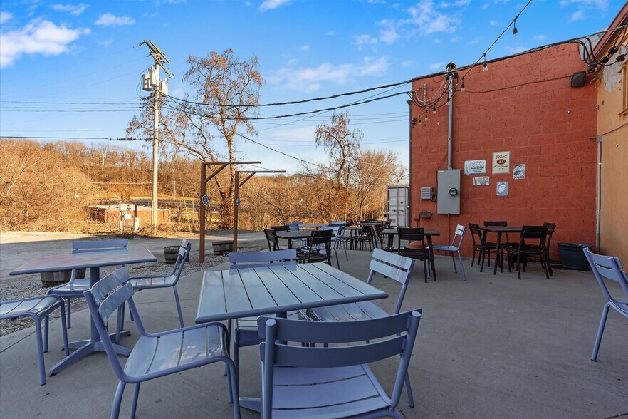 More Photos Of 451 S Thompson Ave, Excelsior Springs Bar For Sale