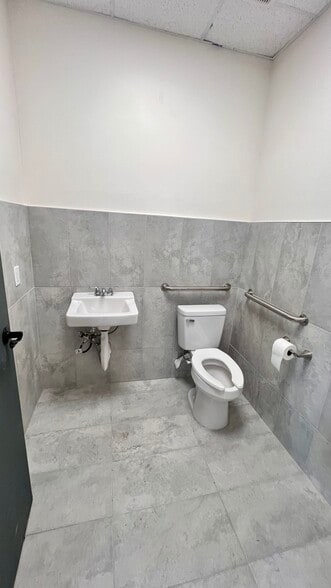 More Photos Of 7822 Fortune Dr, San Antonio Warehouse For Lease