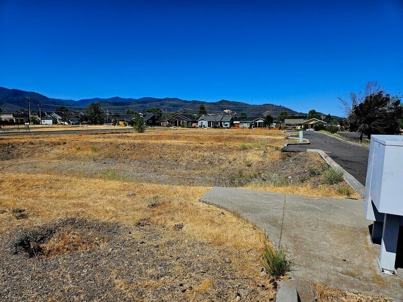 More Photos Of 240 Suncrest Rd, Talent Land For Sale