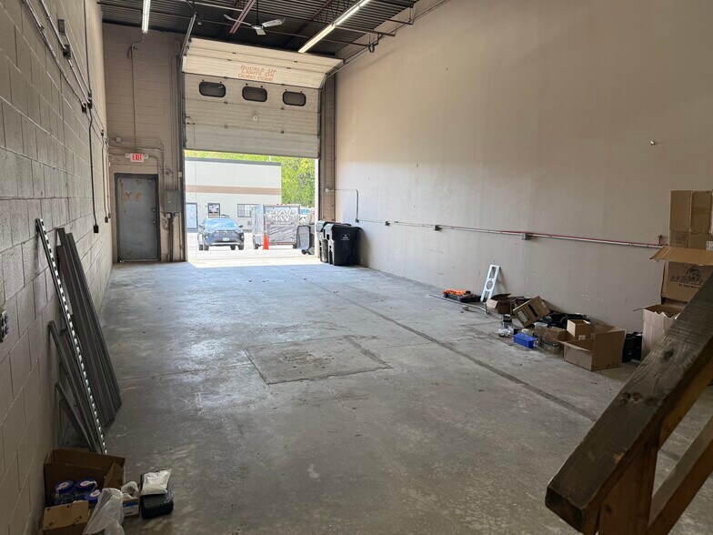 More Photos Of 728 E Industrial Park Dr, Manchester Warehouse For Lease