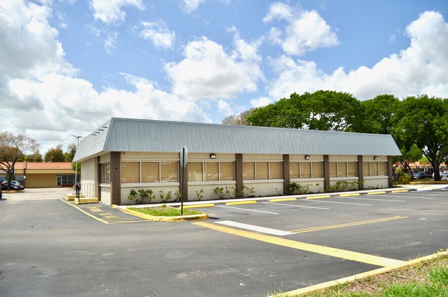 More Photos Of 6096 W Oakland Park Blvd, Sunrise Freestanding For Lease