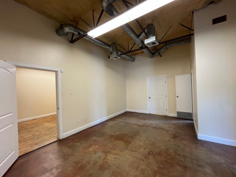 More Photos Of 513 Thompson Ln, Austin Flex For Lease