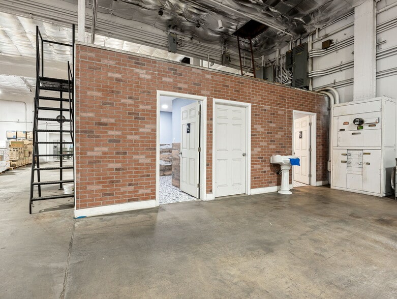 More Photos Of 4239 N 40th Ave, Phoenix Warehouse For Lease