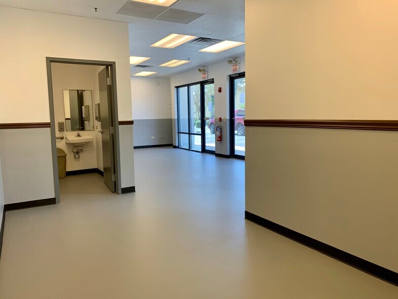 More Photos Of 545 Dakota St, Crystal Lake Industrial For Sale