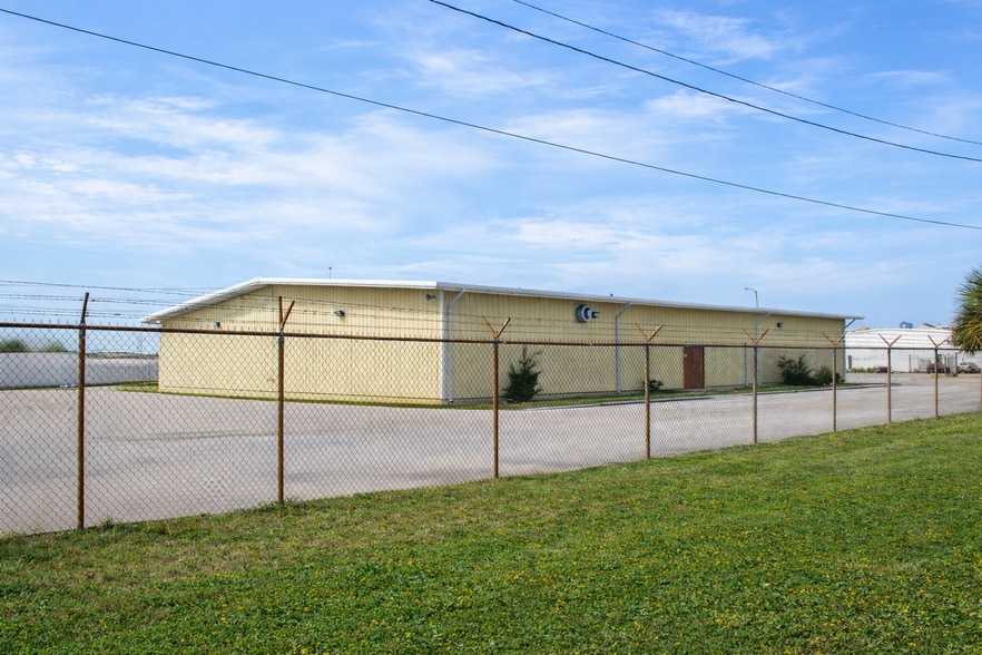 More Photos Of 1350 Starkey Rd, Largo Warehouse For Lease