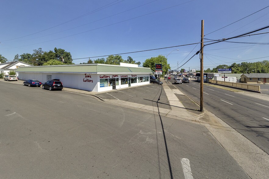 More Photos Of 1105 N Riverside Ave, Medford Freestanding For Sale