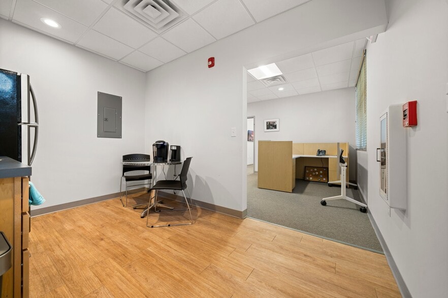 More Photos Of 288 S River Rd, Bedford Medical For Lease