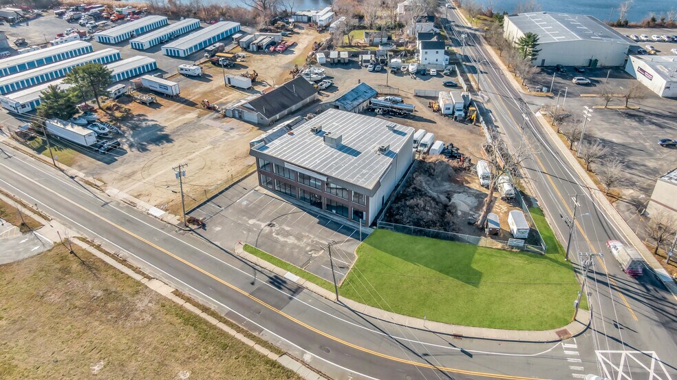 More Photos Of 9 Flint Rd, Toms River Showroom For Lease