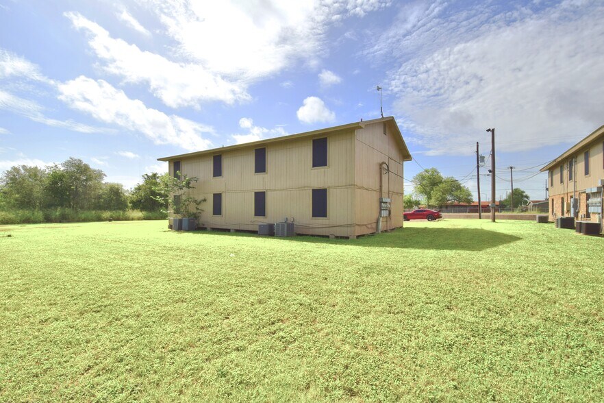 More Photos Of 303-511 E Reagan Rd, Beeville Multifamily For Sale
