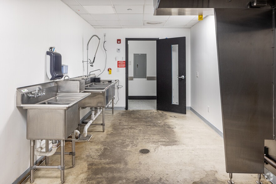 More Photos Of 4131-4133 N Rockwell St, Chicago Industrial For Lease
