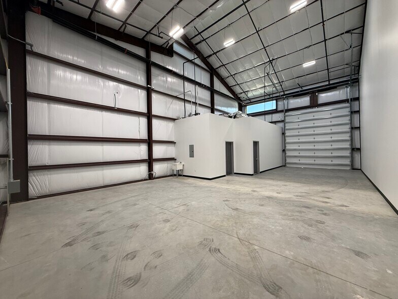 More Photos Of 2007 Airport Rd, Conroe Unknown For Lease