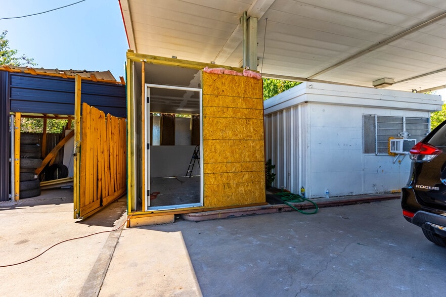 More Photos Of 3701 S Lancaster Rd, Dallas Light Distribution For Sale