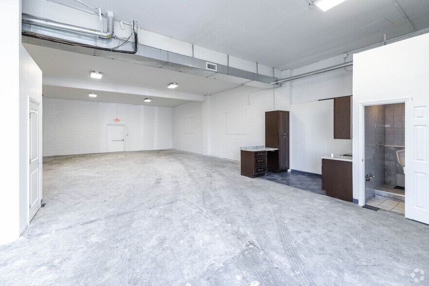 More Photos Of 700 Summa Ave, Westbury Distribution For Sale