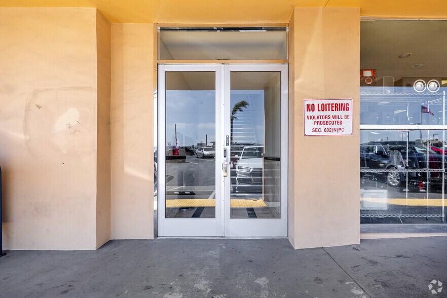 More Photos Of 1133 Artesia Blvd, Manhattan Beach General Retail For Lease