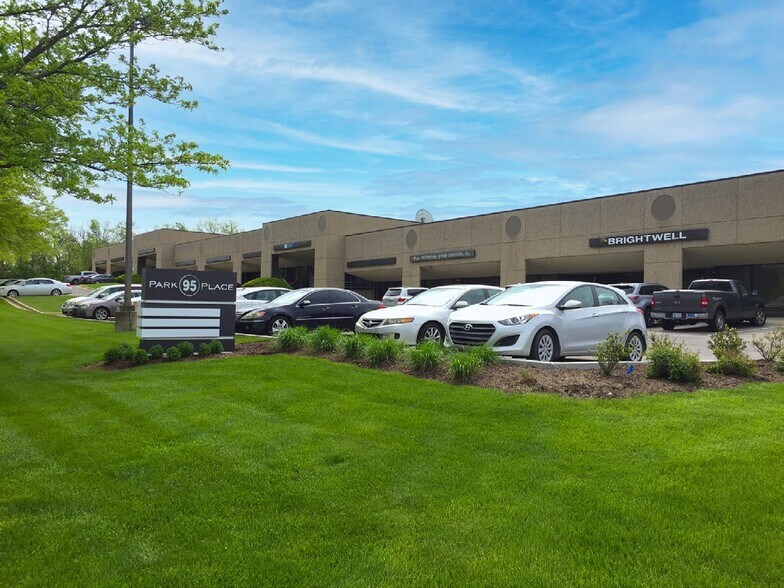 More Photos Of 14631-14651 W 95th St, Lenexa Light Distribution For Lease