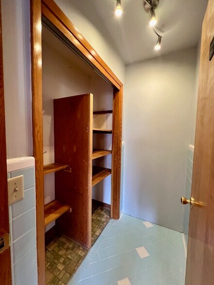 More Photos Of 658 N Broadway, Portland Storefront Retail Office For Sale