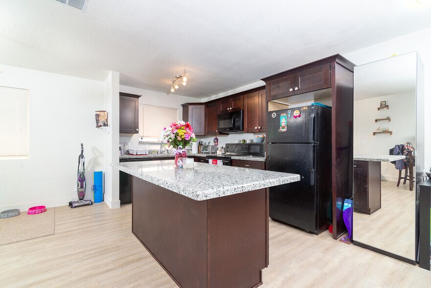 More Photos Of 528 W La Jolla Dr, Tempe Apartments For Sale