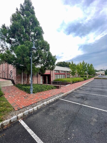 More Photos Of 500-580 Union Square Dr, New Hope Office For Lease